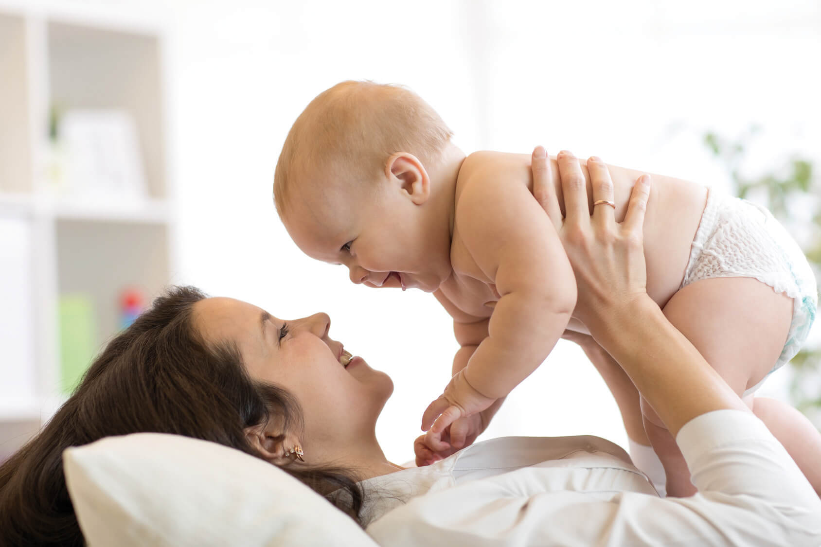 Mutter im positiven Kontakt mit ihrem Baby