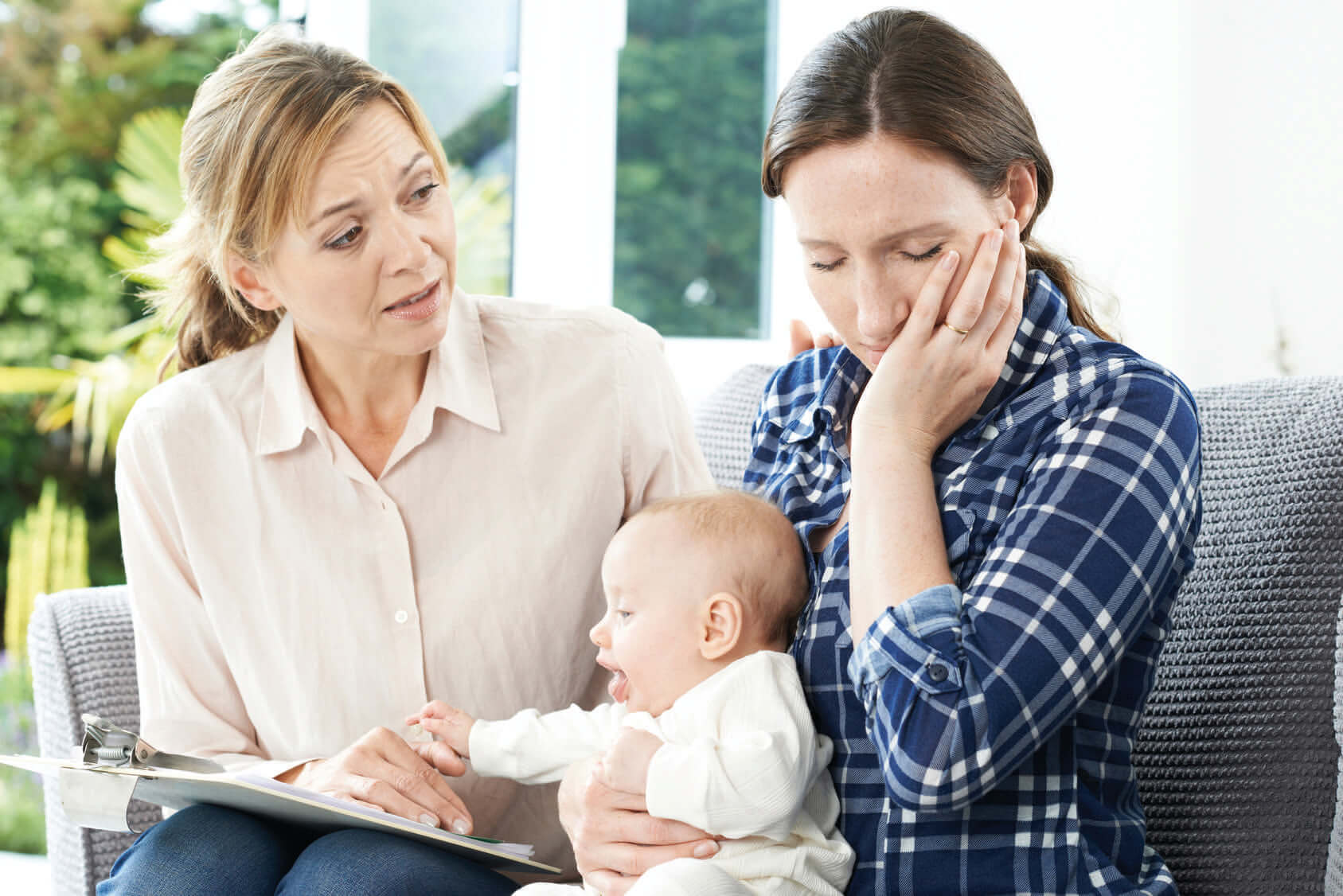 Mutter mit Baby in einem Beratungsgespräch