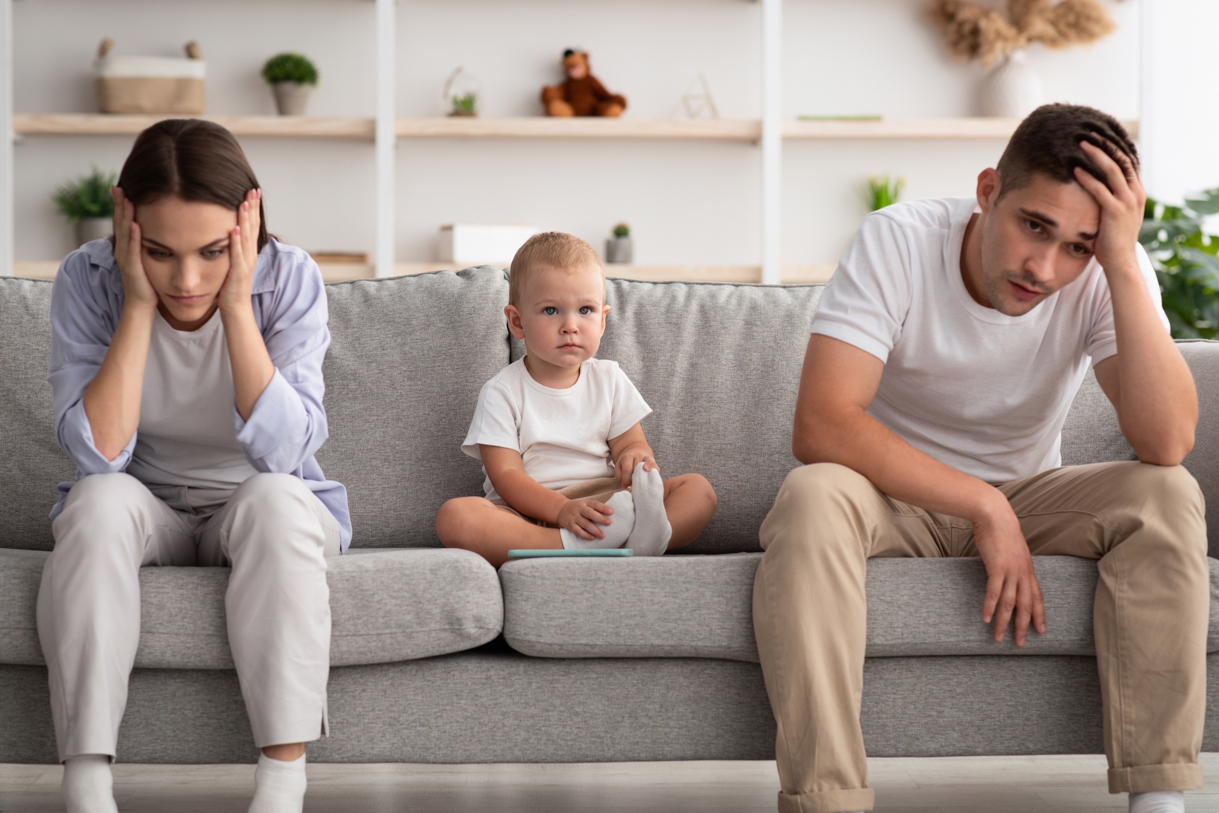 Erschöpfter Vater mit Mutter und Baby