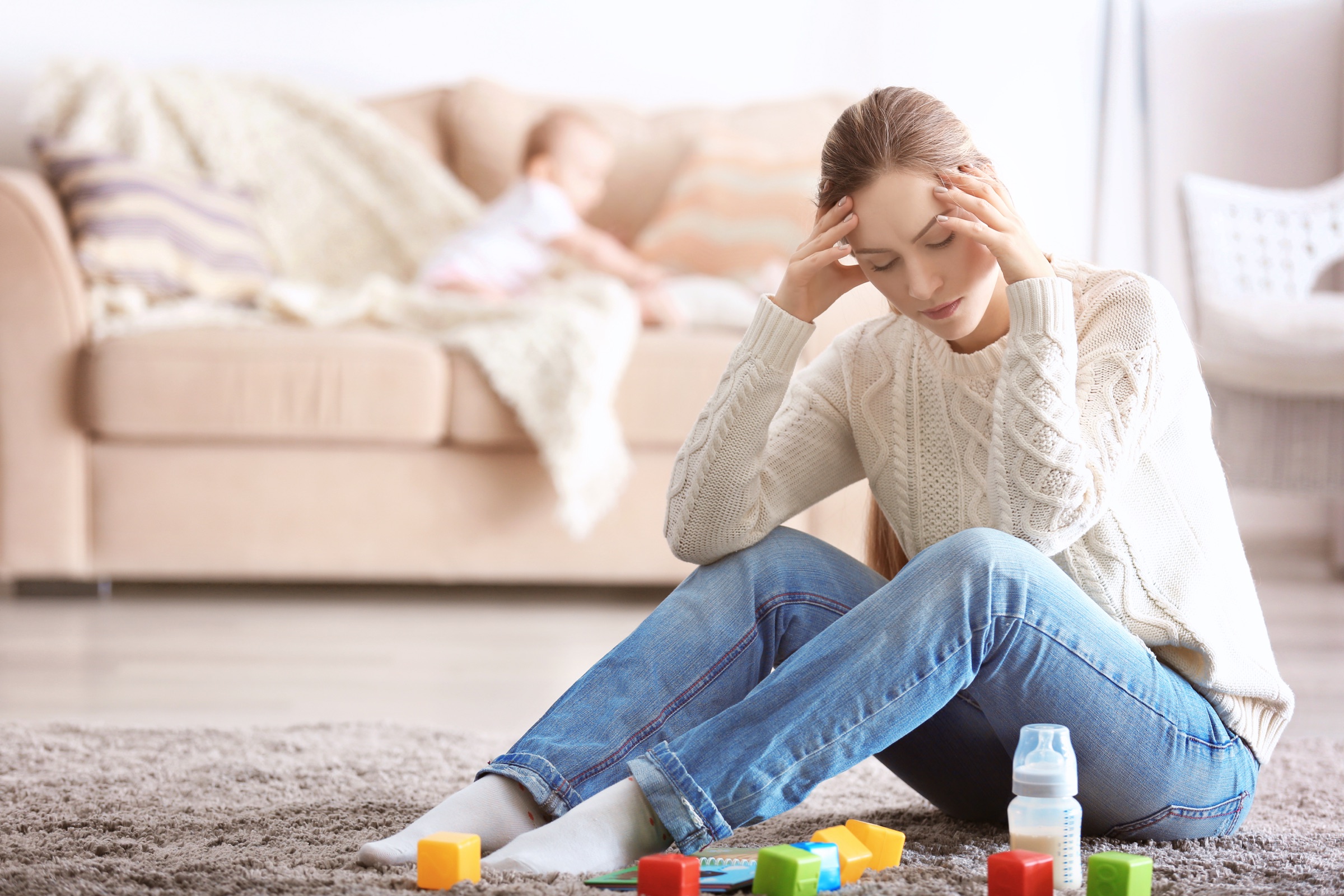 Ängstliche Mutter mit ihrem Baby