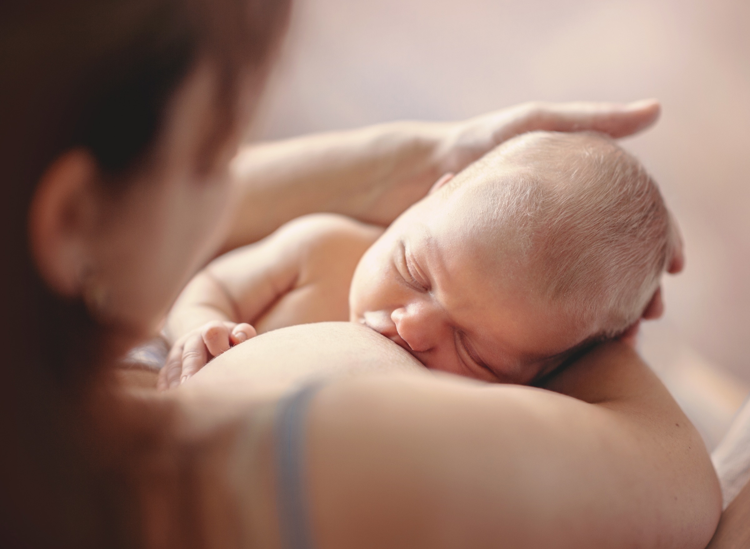 Mutter beim Stillen ihres Babys
