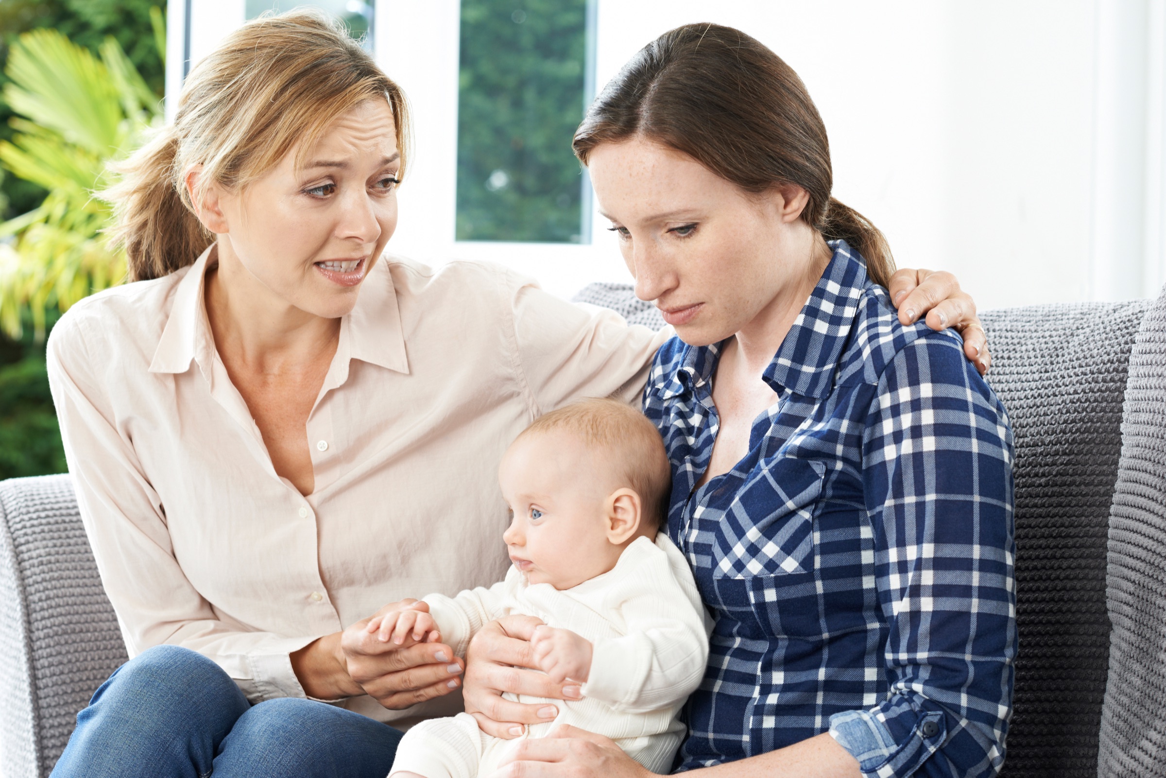 Mutter mit Baby in einem helfenden Gespräch