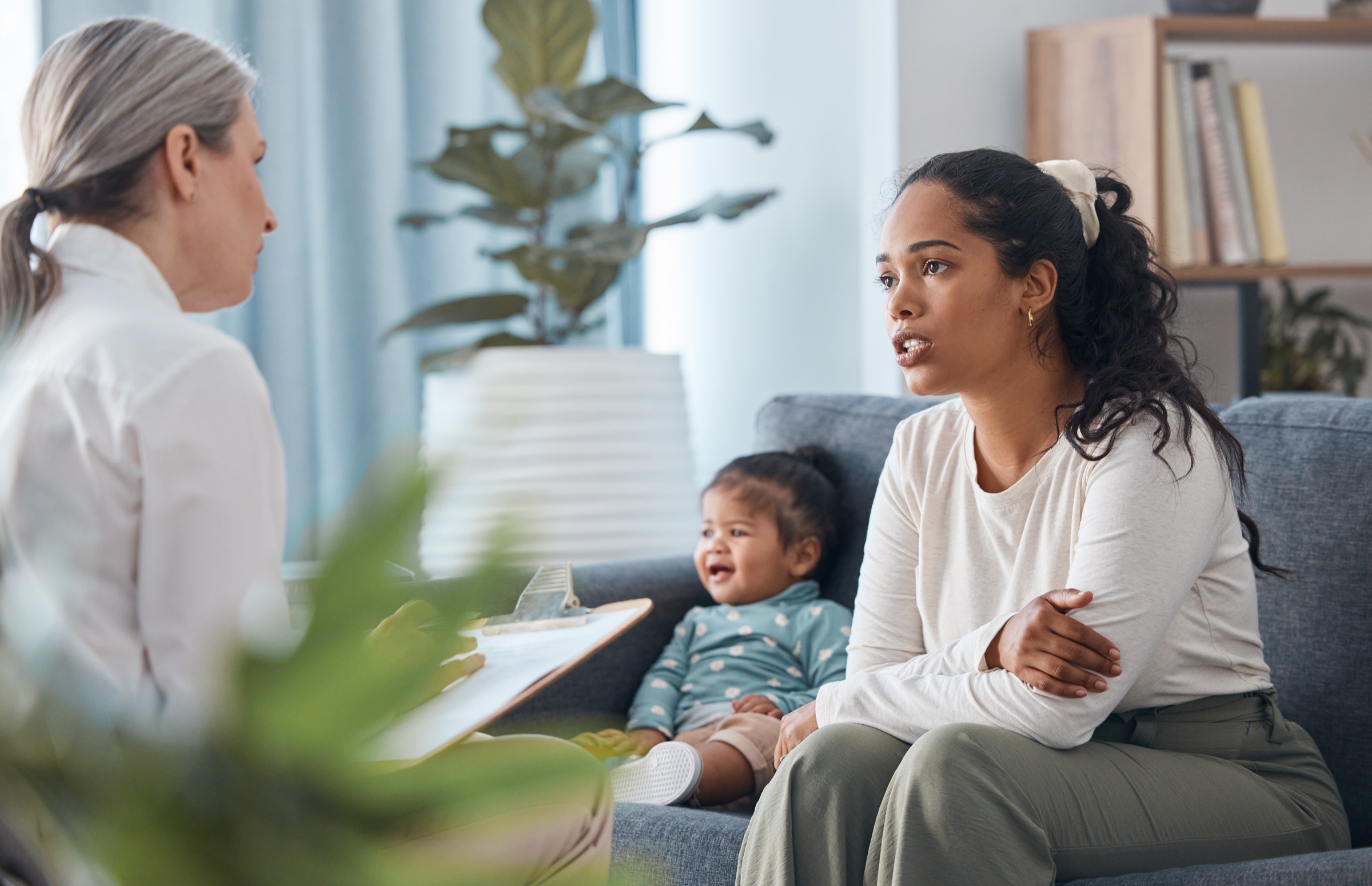 Mutter mit ihrem Kind in einem therapeutischen Gespräch