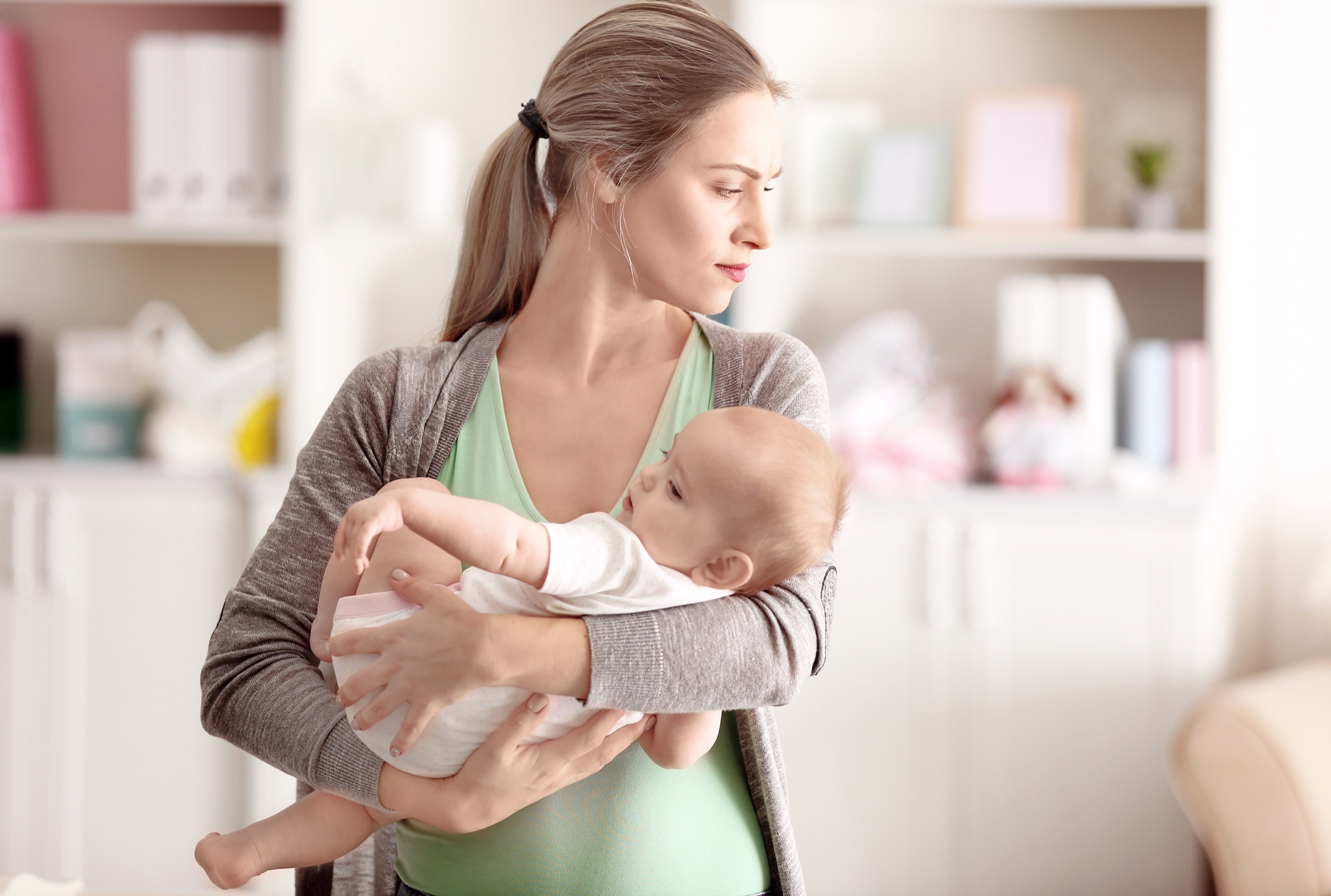 Besorgte Mutter mit ihrem Baby