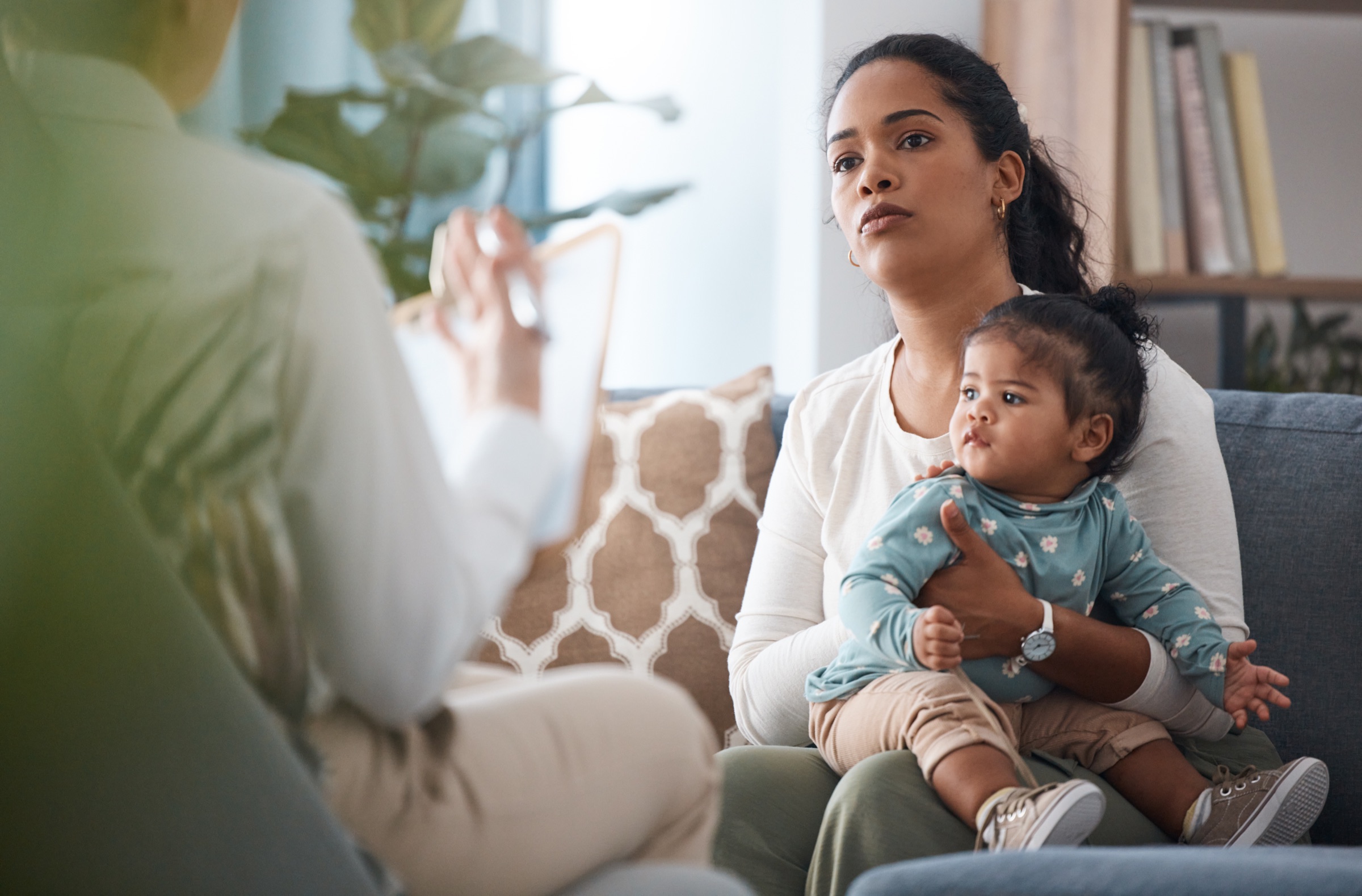 Mutter mit ihrem Kind in einer therapeutischen Beratung